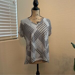 Dana Buchman Black and White Geometric Short Sleeve Top